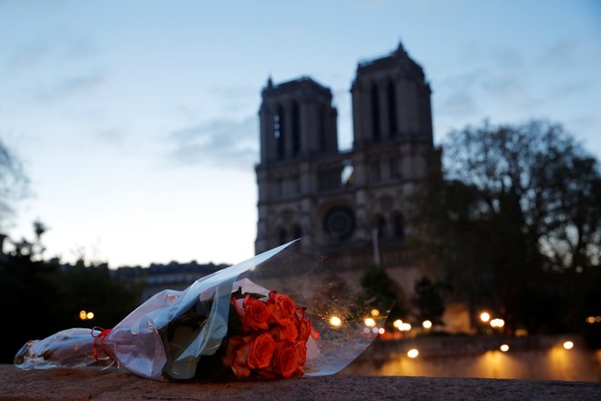 ​V znak žalovanja se bo iz vseh katedral v Franciji 10 minut pred sedmo uro zvečer razlegel zvok zvonov. FOTO: Philippe Wojazer/Reuters