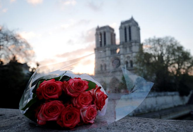 Ob požaru Notredamske katedrale so se takoj zganili meceni in donatorji. FOTO: Philippe Wojazer/Reuters