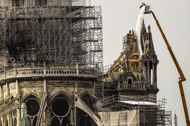 Ogenj je &#39;Našo gospo&#39; precej poškodoval. FOTO: Bertrand Guay/AFP