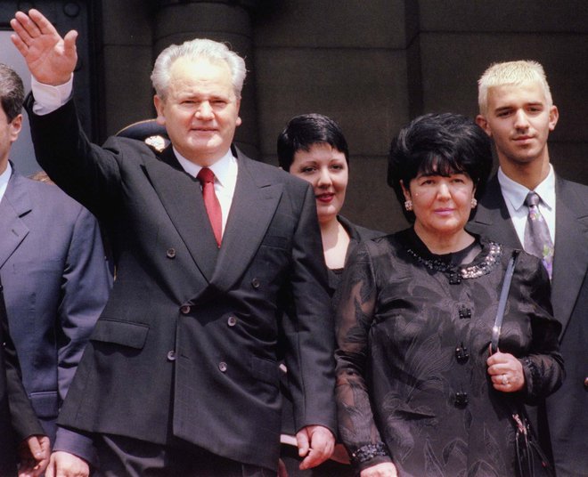 V prvi polovici 90. let 20. stoletja sta bila Slobodan Milošević (na fotografiji levo) in Mirjana Marković (druga z desne, za njima njuna otroka Marko in Marija) glavna na Balkanu. FOTO: Reuters