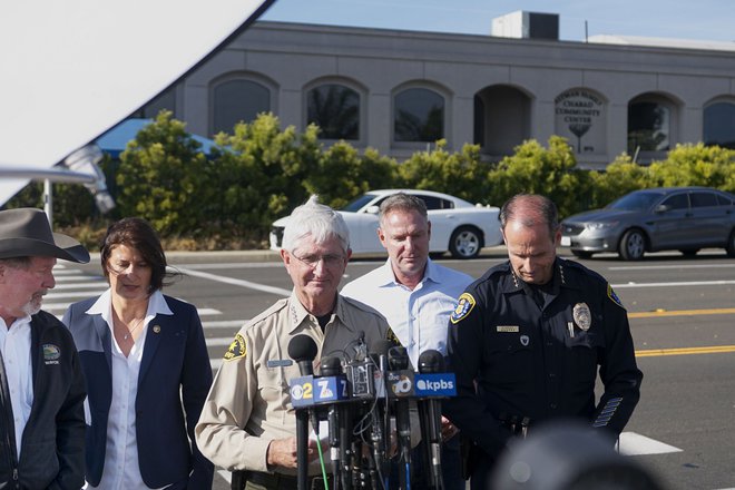 Šerif okrožja San Diego William Gore je povedal, da preiskovalci ameriškega zveznega preiskovalnega urada FBI zaslišujejo Earnesta. FOTO: Sandy Huffaker Afp