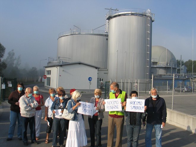 Protesti proti smradu so stalnica v Sloveniji. FOTO: Dragica Jaksetič