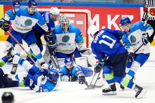 Hokejsko šolo nekdanjega sovjetskega prostora odlikuje izjemna disciplina v obrambi, kar so Kazahstanci pokazali tudi zvezdniku Anžetu Kopitarju. FOTO: Matic Klanšek Velej/Sportida