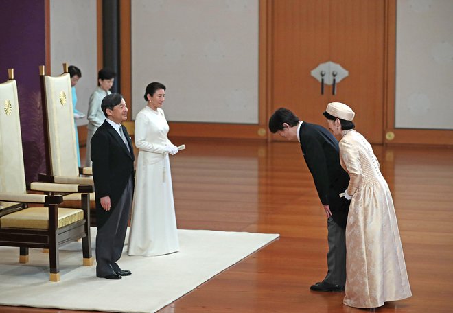 Cesar Naruhito in cesarica Masako prejemata blagoslov princa Akišina in princese Kiko. FOTO: Reuters