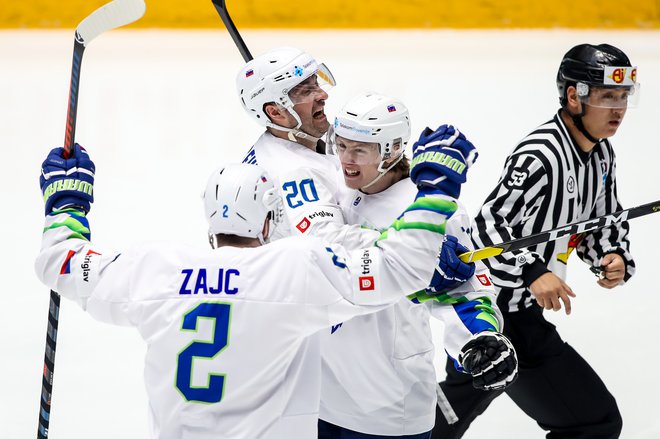 Slovenija (na fotografiji&nbsp;Miha Zajc, Sabahudin Kovačevič in strelec dveh golov Jan Drozg) se je razveselila prve zmage v Nur-Sultanu. FOTO: Matic Klanšek Velej/Sportida