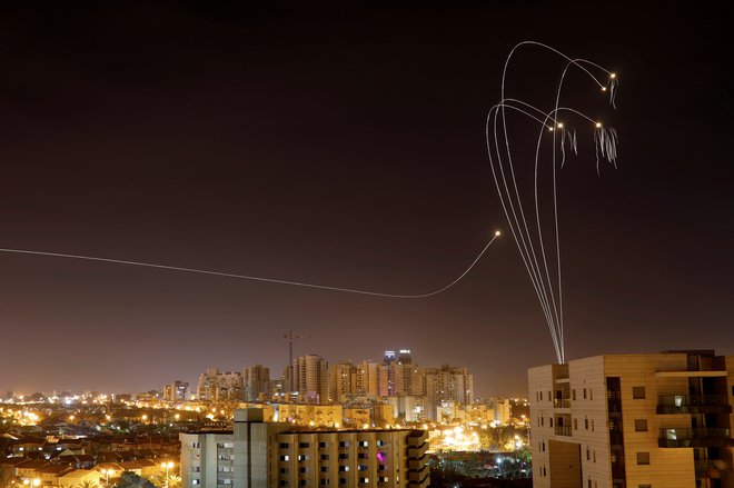 Z območja Gaze je bilo v soboto na Izrael izstreljenih več kot 250 raket. FOTO: Amir Cohen/Reuters