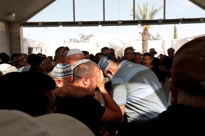 Smrtne žrtve so zabeležili tudi v Izraelu. Prvič po letu 2014 je bil namreč v raketnem napadu ponoči v mestu Aškelon ubit 58-letni Izraelec. Še dva izraelska civilista pa sta bila ubita v današnjih raketnih napadih, najmanj ena oseba je v kritičnem stanju