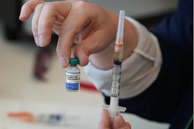 Po statistiki nemškega epidemiološkega inštituta Robert Koch je v Nemčiji proti ošpicam cepljenih 93 odstotkov otrok, za izkoreninjenje te bolezni pa je potrebna 95-odstotna precepljenost. FOTO: AFP