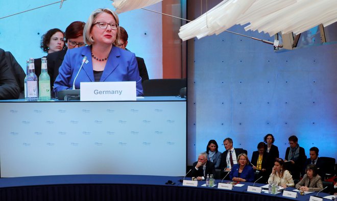 Gostiteljica neformalnih mednarodnih podnebnih pogovorov  v Berlinu, nemška ministrica za okolje Svenja Schulze ob uvodnem nagovoru udeležencev. FOTO: Reuters