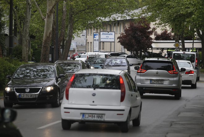 Na odseku med ulico Bežigrad in Parmovo je največ prometa v jutranjih in popoldanskih konicah. FOTO: Blaž Samec/Delo