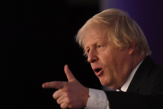 Vse več konservativcev verjame, da jih lahko Boris Johnson potegne iz volilnega brezna in popelje do zmage na naslednjih volitvah. Jih lahko tudi reši uroka brexita? FOTO: Reuters