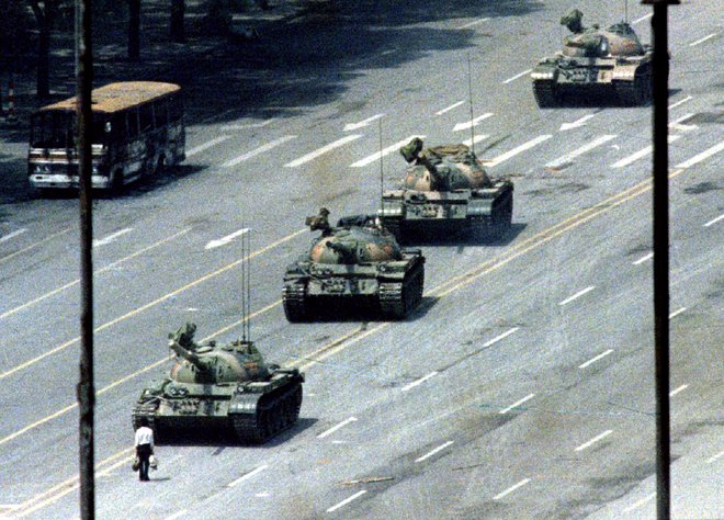 Četrtega junija 1989 je kitajska komunistična partija poslala dvesto tisoč vojakov, da bi z vojaškimi vozili povozili in onemogočili mirne protestnike na Trgu nebeškega miru. FOTO: Reuters