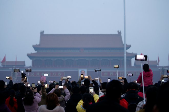 Roman<em> </em><em>Pekinška koma</em> prikazuje, kako se glavni junak onesvesti na političnem trgu, nato pa se čez deset let prebudi na skomercializiranem trgu. FOTO: Reuters