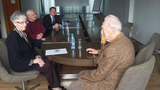 Stanovalci od vodstva enote Tabor pričakujejo, da bi se kdaj sprehodilo med njimi in pogledalo razmere ter da bi bolj pritisnilo na ministrstvi za zdravje in delo, da bi začeli urejati stanje. Foto Andreja Žibret Ifko