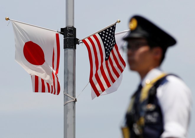 Japonsko sicer skrbi predvsem, da bi Trump uvedel posebne carine na japonske avtomobile, kar bi lahko močno škodovalo japonskemu gospodarstvu. FOTO: Issei Kato/Reuters