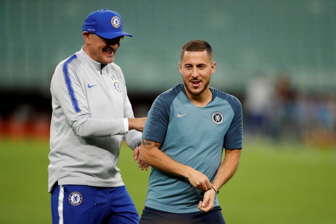 Takole sta se sproščeno pripravljala na spopad z Arsenalom Chelseajev trener Maurizio Sarri in njegov prvi zvezdnik Eden Hazard. FOTO: Reuters