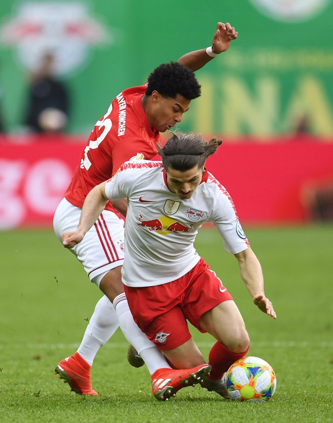 Marcel Sabitzer (z žogo) je bil pred dnevi med najvidnejšimi nogometaši Leipziga v finalu nemškega pokala z Bayernom. FOTO Reuters