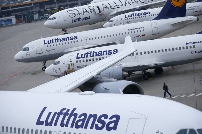 Največji evropski letalski prevoznik Lufthansa je v prvem četrtletju ustvaril 342 milijonov evrov izgube. Foto Reuters