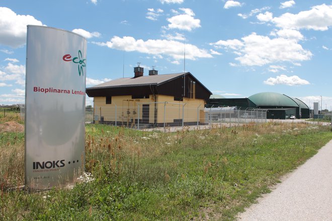 Ecosova bioplinarna v Lendavi ne deluje že skoraj dve leti, a še vedno smrdi. FOTO: Jože Pojbič