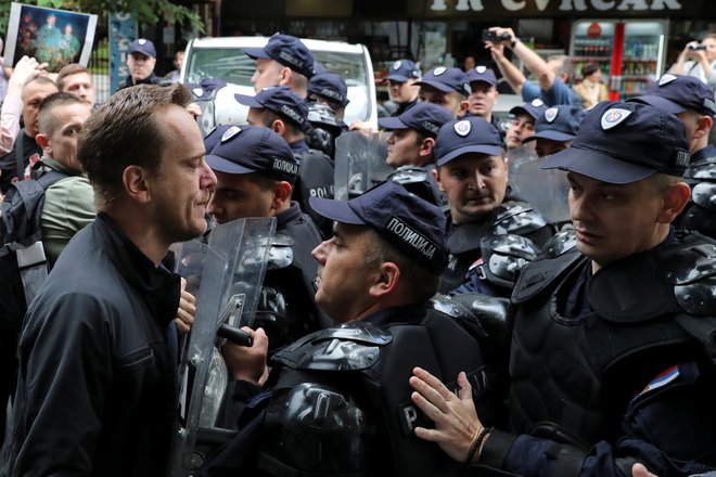 Napetosti med Srbijo in Kosovom so se manifestirale tudi na ulicah Beograda, kjer so srbski ultranacionalisti protestirali proti festivalu albanske kulture, ki poteka v mestu. FOTO: Reuters