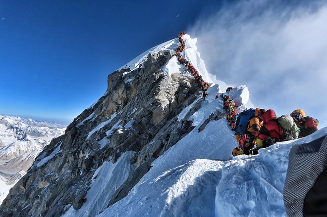 Mount Everest. Med osvajalci gore je veliko amaterjev, ki se popolnoma opirajo na pomoč šerp, prav to pa je tudi eden od vzrokov za veliko nesreč s smrtnim izidom. FOTO: AFP