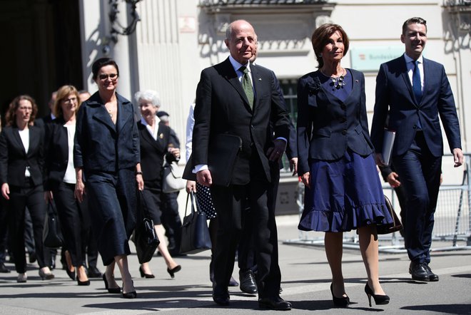 Nova začasna avstrijska kanclerka Brigitte Bierlein v družbi svoje ministrske ekipe. FOTO: REUTERS