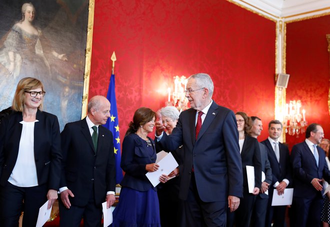 Avstrijski predsednik Alexander Van der Bellen pozdravljano novo vlado pod vodstvom Brigitte Bierlein. FOTO: REUTERS/Leonhard Foeger