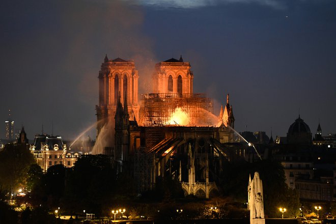 Ob požaru Notre Dame se je stopilo več sto ton svinca, uporabljenega ob gradnji strehe katedrale. FOTO: Bertrand Guay/AFP