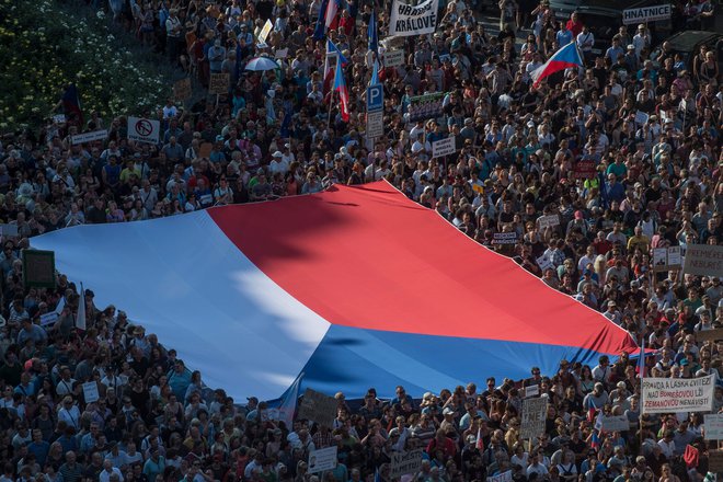 Današnji protest v Pragi ni bil prvi; protesti v češki prestolnici in drugod v državi potekajo<strong> </strong>že od aprila, pritisk na Beneša pa je prišel tudi iz Evropske unije. FOTO: Michal Čižek/AFP