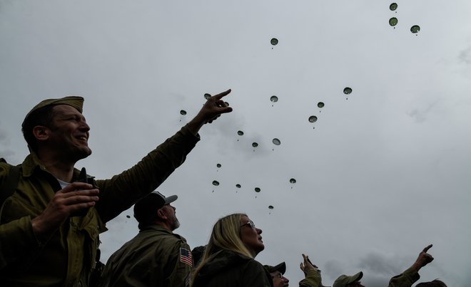 Prelet vojaških letal in padalcev. FOTO: Bertrand Guay/AFP