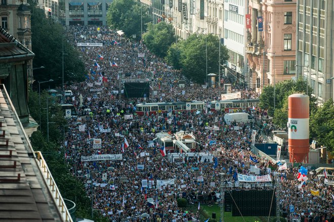 Po navedbah organizatorjev se je v Pragi v torek zbralo okoli 120.000 protestnikov. Foto: AFP
