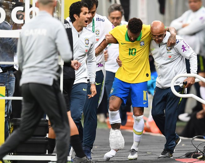 Neymar je igrišče zapustil že po 20 minutah tekme s Katarjem. FOTO: AFP