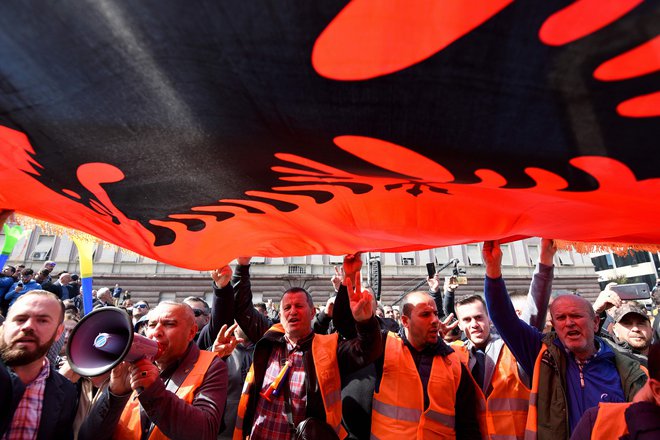 Protesti v Albaniji so vse pogosteje nasilni, premier Edi Rama, ki mu očitajo povezanost z organiziranim kriminalom,&nbsp;pa ignorira zahteve, naj odstopi. FOTO: Gent Shkullaku/AFP
