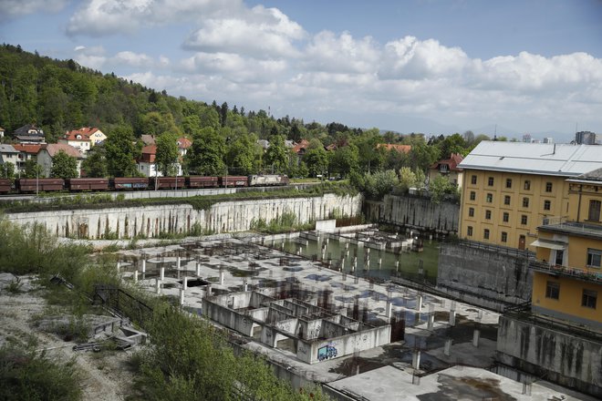 Gradbena jama na območju Tobačne je neslavna zapuščina družbe Imos-G, ki je končala v stečaju.. Foto: Uroš Hočevar