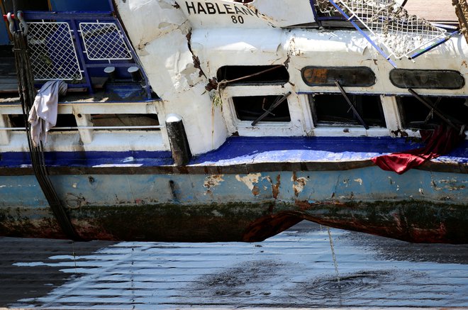 Danes je dvig potopljene ladjice le uspel. Zatem so jo naložili na tovorno plovilo, s katerim jo bodo odpeljali v industrijsko pristanišče Csepel na jugu madžarske prestolnice. FOTO: Lisi Niesner/Reuters