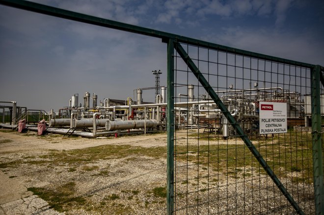 Plinska postaja, ki bi jo zamenjali s sodobnejšo rafinerijo plina in tudi nafte. FOTO: Voranc Vogel/Delo