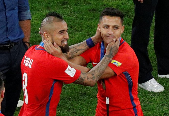 Arturo Vidal in Alexis Sanchez upata na tretjo zaporedno trofejo.<br />
FOTO: Reuters