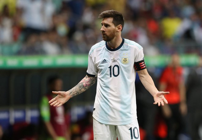 Lionel Messi se je med derbijem s Kolumbijo spraševal, kaj naj naredi, da bo igra Argentine bolj učinkovita. FOTO: Reuters