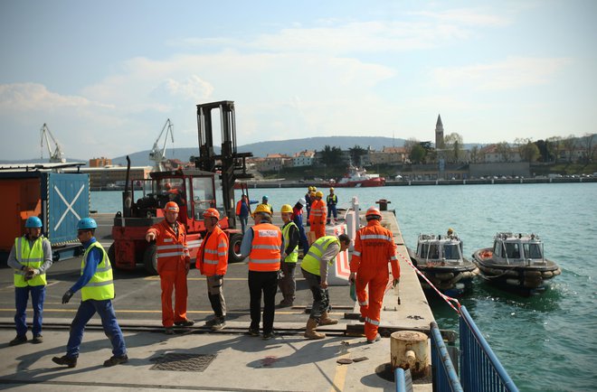 Luka Koper bo manj transparentno sodelovanje s podjetji IPS nadomestila s kadrovskimi agencijami, prek katerih bo najemala delavce. Foto Jure Eržen