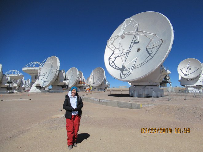 Marija Strojnik Scholl pri observatoriju na planoti Atacama na nadmorski višini 5100 metrov. Foto Arhiv M. S. C.