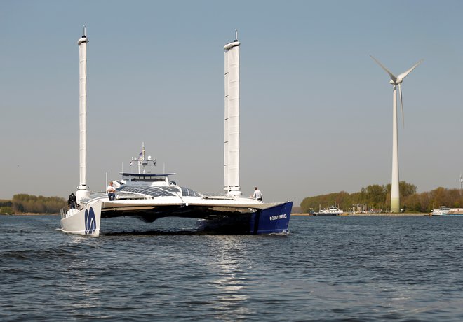 Ladja na vodik, ki obenem proizvaja to gorivo s pomočjo vetra, že pluje. FOTO: Eva Plevier/Reuters