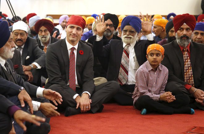 Kanadski premier Justin Trudeau na obisku pri sikhovski skupnosti v Otavi. FOTO: Reuters