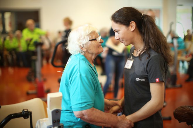 Vsak, ki ima opravljeno nacionalno poklicno kvalifikacijo za socialnega oskrbovalca, ni zmožen kakovostno opravljati tega občutljivega dela z ranljivo populacijo. Foto Jure Eržen