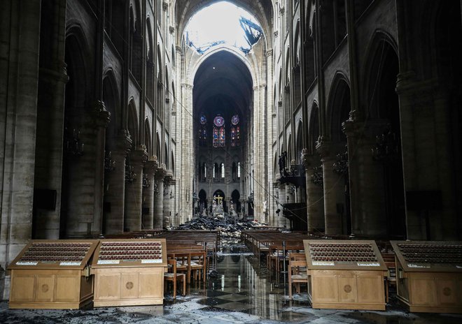 Požar žrtev ni zahteval, se je pa med gašenjem hudo poškodoval eden od gasilcev. FOTO: Ludovic Marin Afp