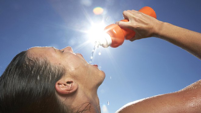 Nikoli ne smete pozabiti na tekočino! Ne lotite se daljšega gibanja brez zadostne količine vode ali izotonične tekočine. FOTO: Shutterstock