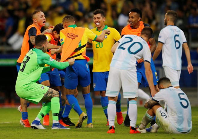 Navijači so se oddahnili, v nedeljskem finalu na Maracani bodo igrali Brazilci. FOTO: Reuters