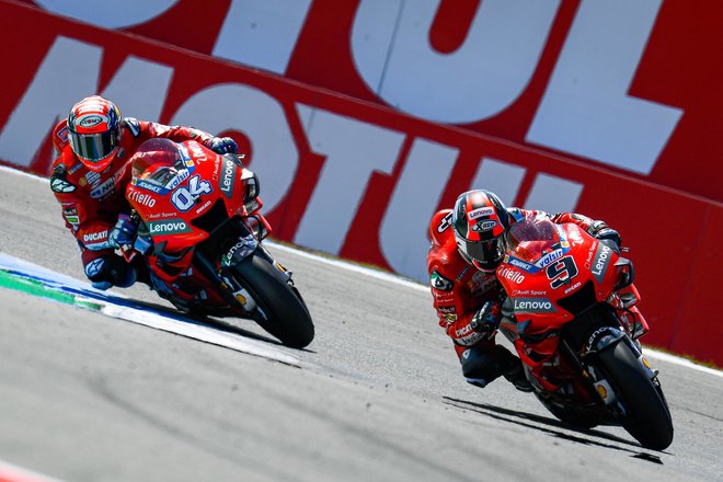 Prizor, ki Ducatijevim šefom ni ljub: Danilo Petrucci (desno) pred Andreo Doviziosom. FOTO: Motogp.com