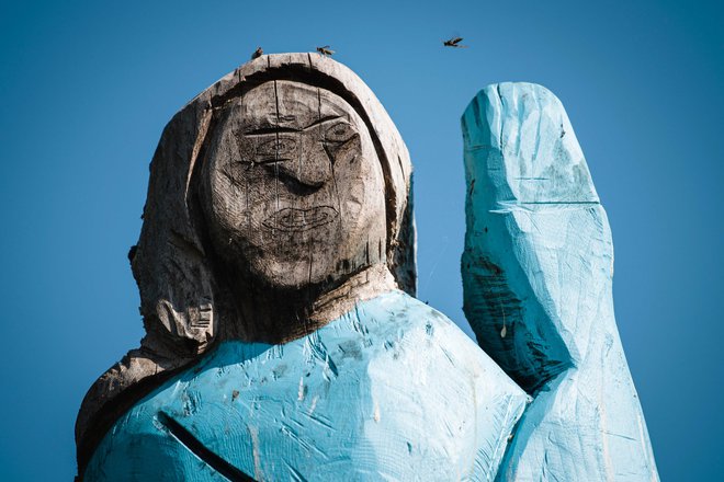 Zaradi naivnega sloga so kritiki na družbenih omrežjih kip Melanije označili za strašilo. Jure Makovec/AFP
