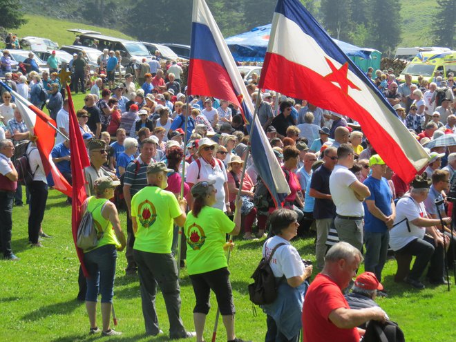 Na Menini planini so vihrale tudi nekdanje slovenske in jugoslovanske zastave. FOTO: Bojan Rajšek/Delo