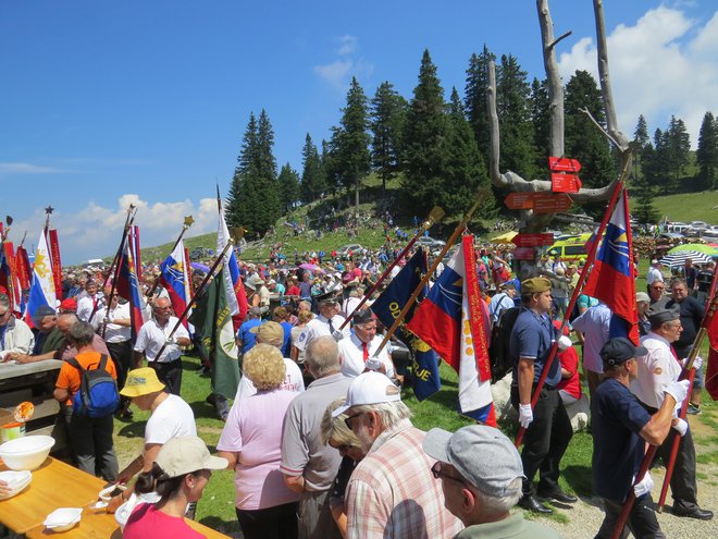 Približno 50 praproščakov se je udeležilo današnje slovesnosti na Menini planini. FOTO: Bojan Rajšek/Delo